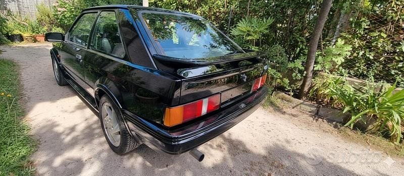 Usata Ford Escort RS 132 CV (97 kW) 1987 Nero Berlina