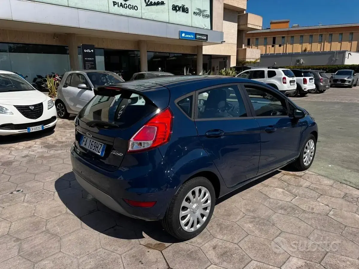 Usado Ford Fiesta 95 CV (69 kW) 2015 Azul Utilitario