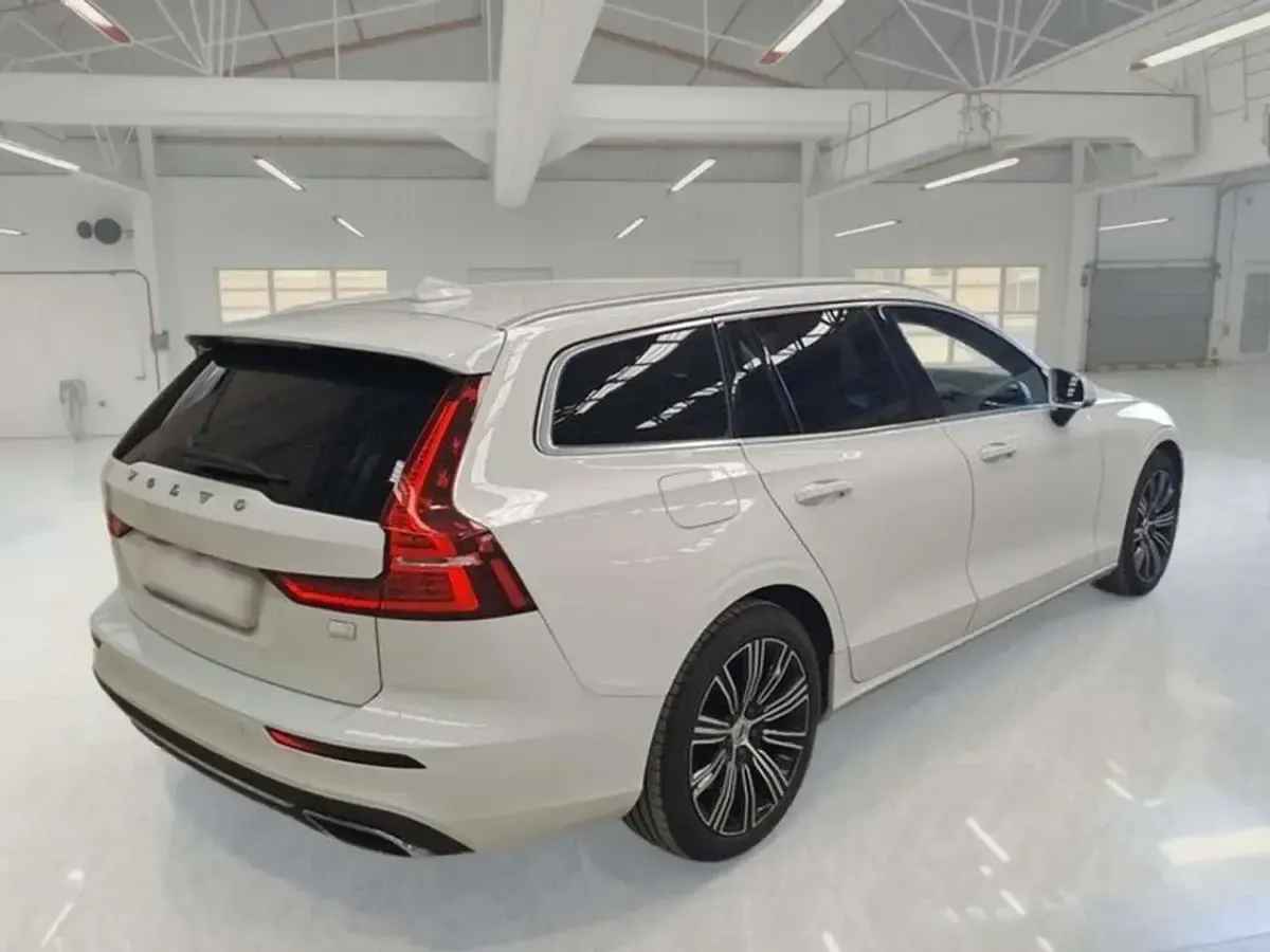 Usata Volvo V60 Inscription 253 CV (186 kW) 2021 Bianco Station wagon