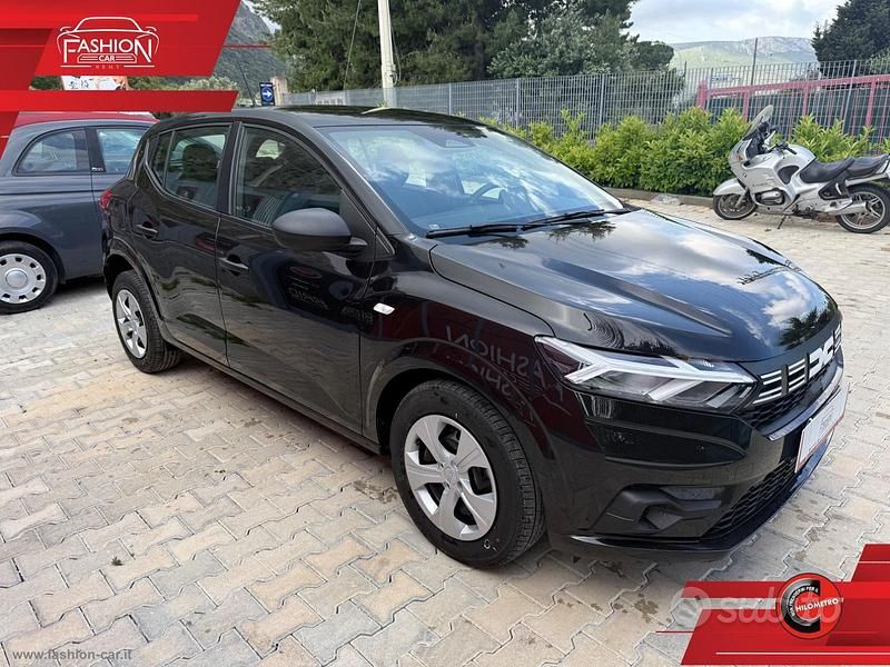 Usata Dacia Sandero Essentiel 101 CV (74 kW) 2024 Nero Berlina