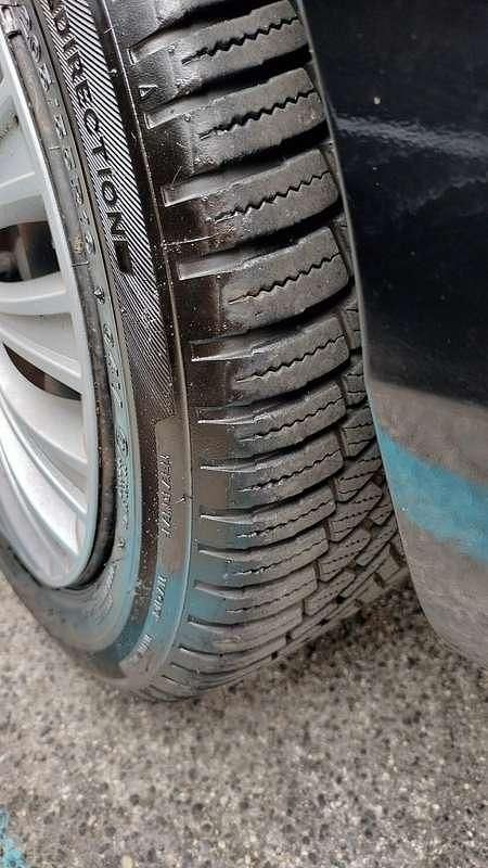 Usata 2013 Citroën C4 Business Class Tre volumi | 5200 € (Buon prezzo) - Immagine 1/4