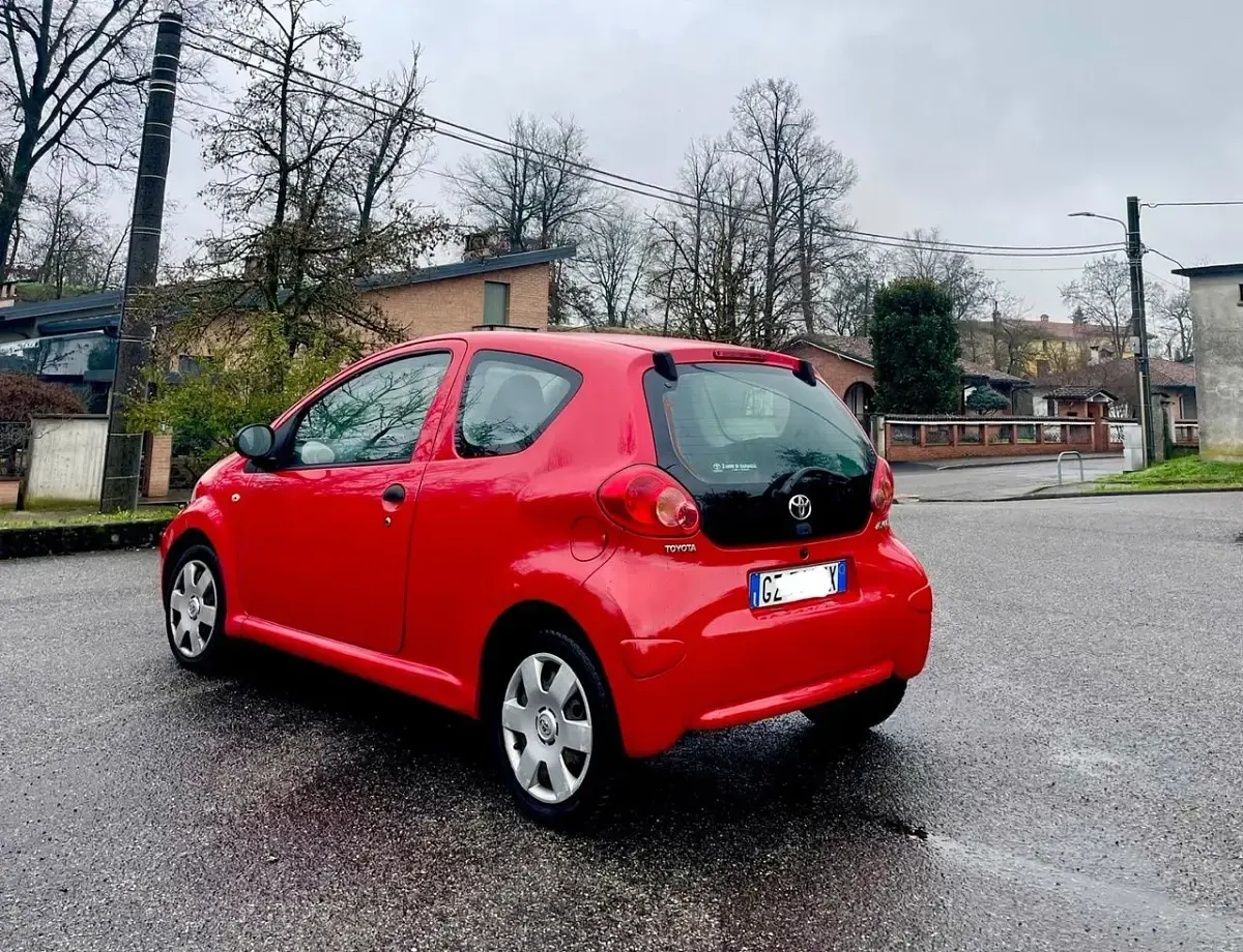 Usata Toyota Aygo Sol 68 CV (50 kW) 2010 Rosso Utilitaria