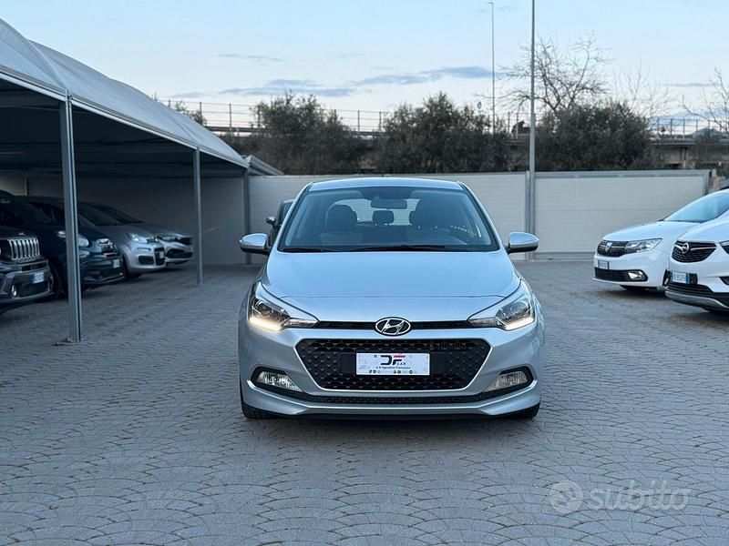 Usata Hyundai i20 Comfort 90 CV (66 kW) 2016 Grigio Berlina