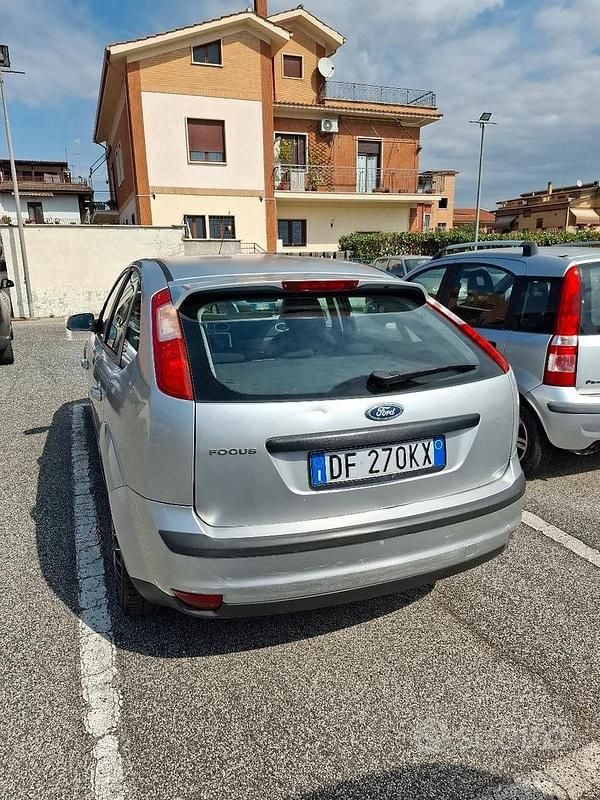 Usata Ford Focus Ghia 101 CV (74 kW) 2006 Grigio Berlina