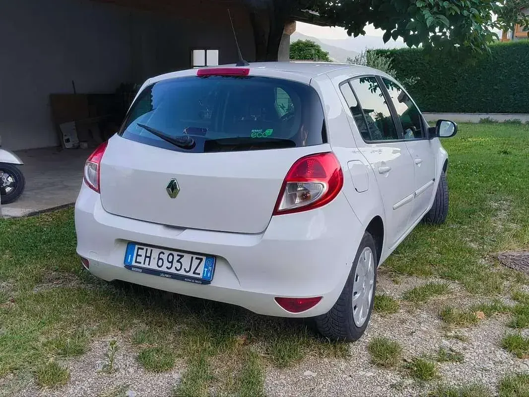 Usata Renault Clio III 75 CV (55 kW) 2011 Bianco Berlina