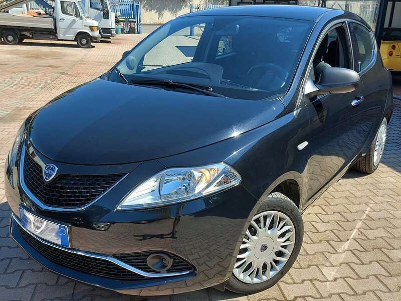 Usata Lancia Ypsilon 95 CV (69 kW) 2017 Nero Utilitaria