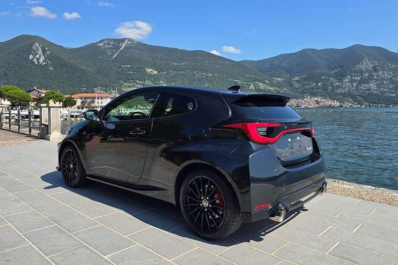 Usata Toyota Yaris 280 CV (205 kW) 2024 Nero Berlina
