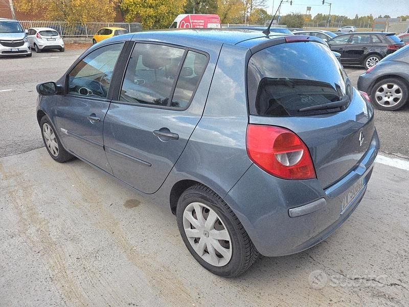 Usata Renault Clio II 75 CV (55 kW) 2009 Grigio Berlina