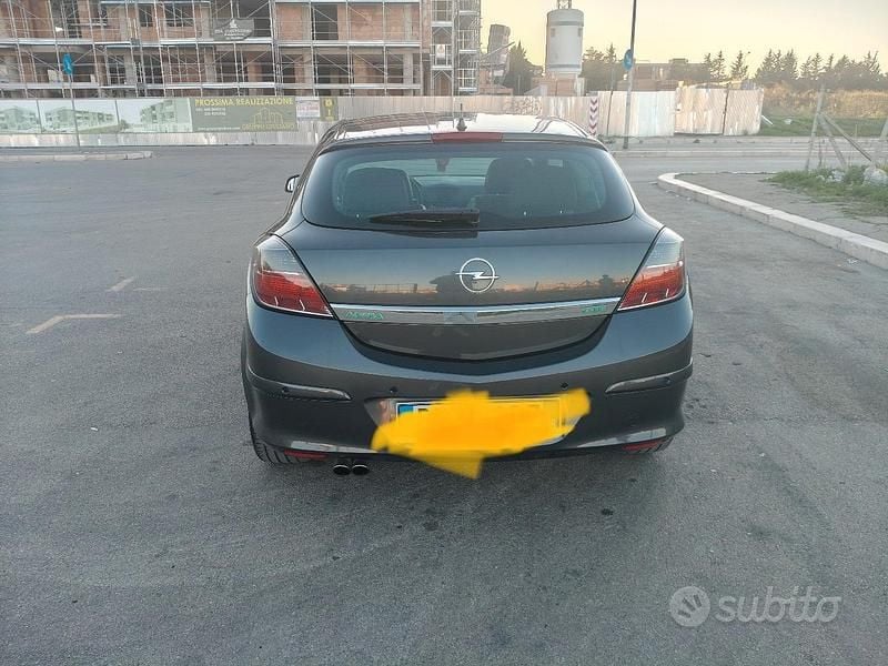 Usata Opel Astra GTC 125 CV (91 kW) 2009 Grigio Berlina