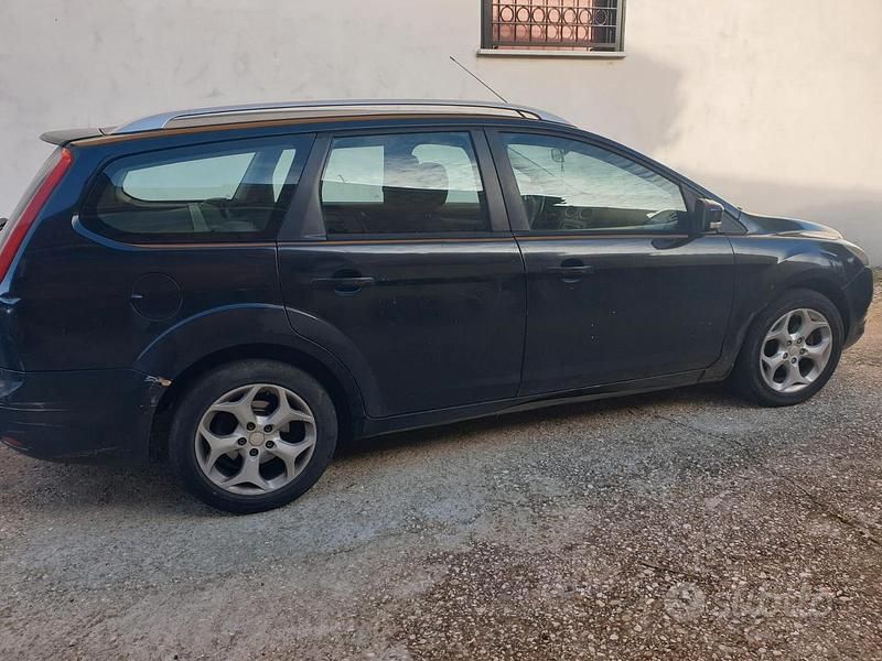 Nero Usata 2010 Ford Focus Station wagon | 1000 € (Buon prezzo) - Immagine 1/4