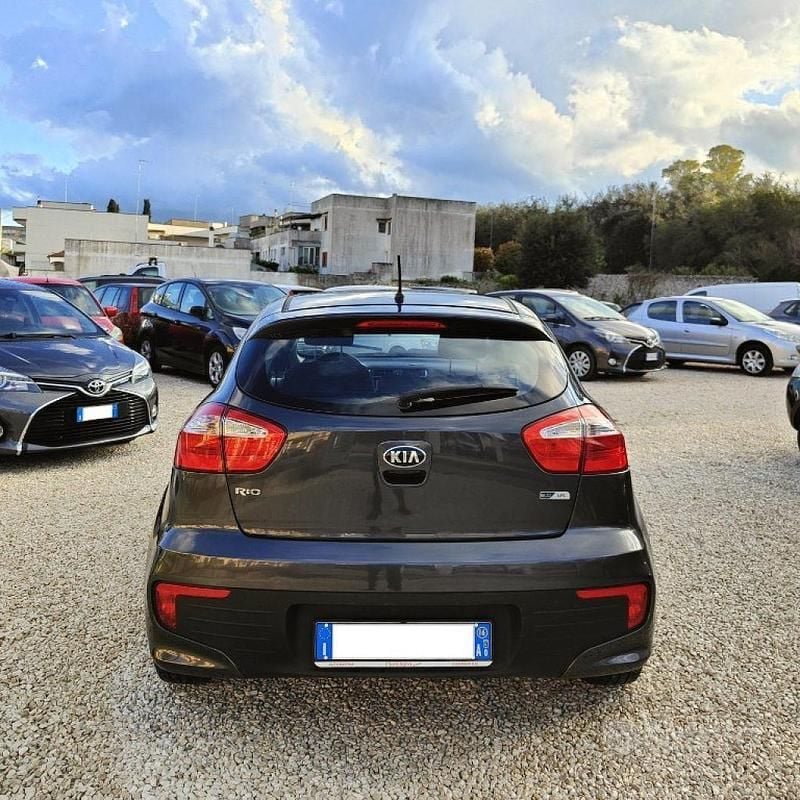 Usata Kia Rio 85 CV (62 kW) 2016 Grigio scuro Berlina