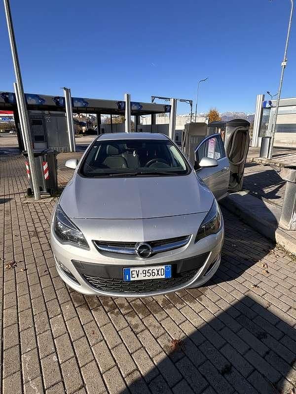 Usata Opel Astra Cosmo 140 CV (102 kW) 2014 Grigio Berlina