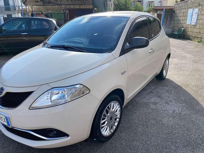 Usata Lancia Ypsilon Gold 69 CV (50 kW) 2016 Utilitaria