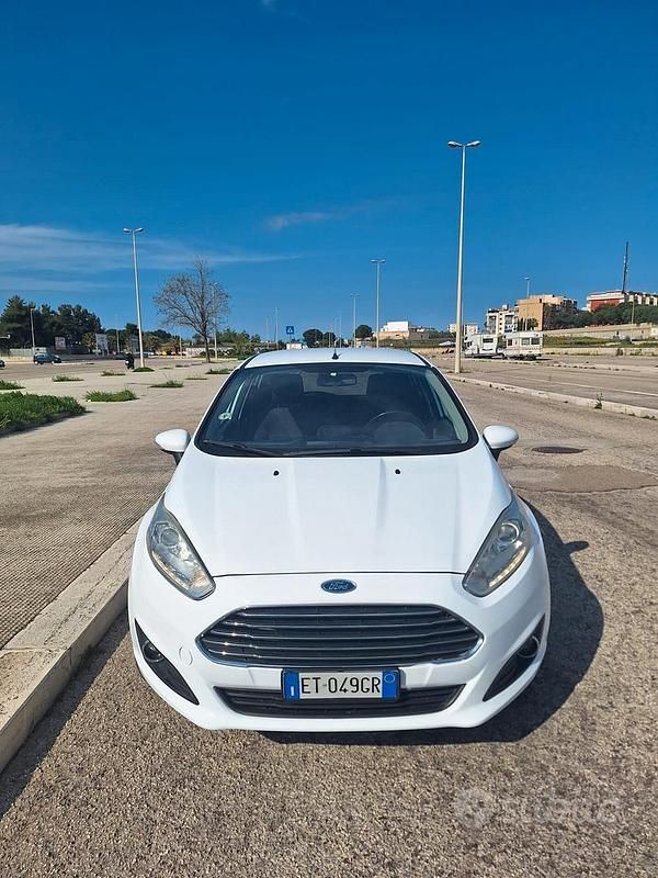 Usata Ford Fiesta Titanium 75 CV (55 kW) 2014 Bianco Utilitaria