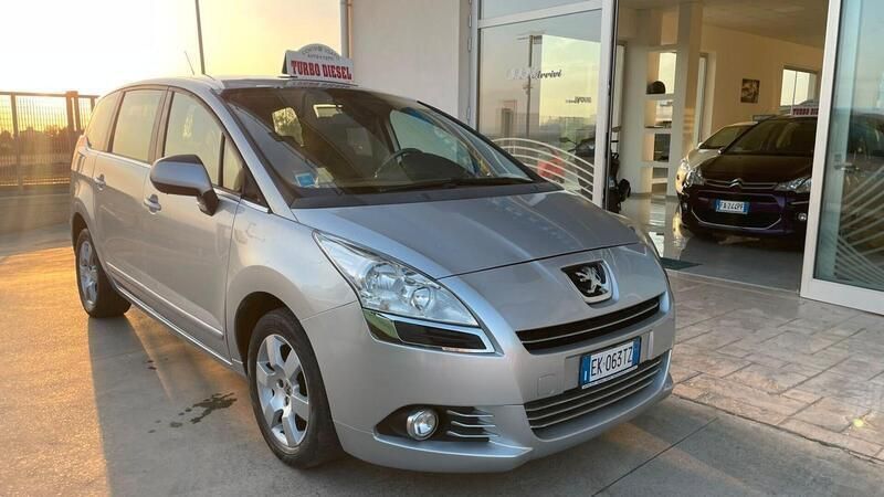 Usata Peugeot 5008 Family 112 CV (82 kW) 2011 Grigio Monovolume