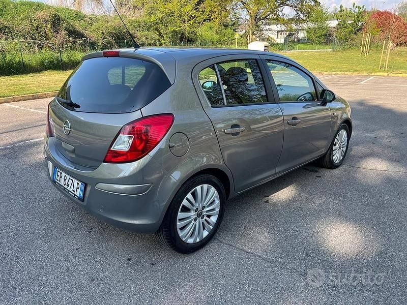 Usata Opel Corsa 86 CV (63 kW) 2013 Grigio Utilitaria