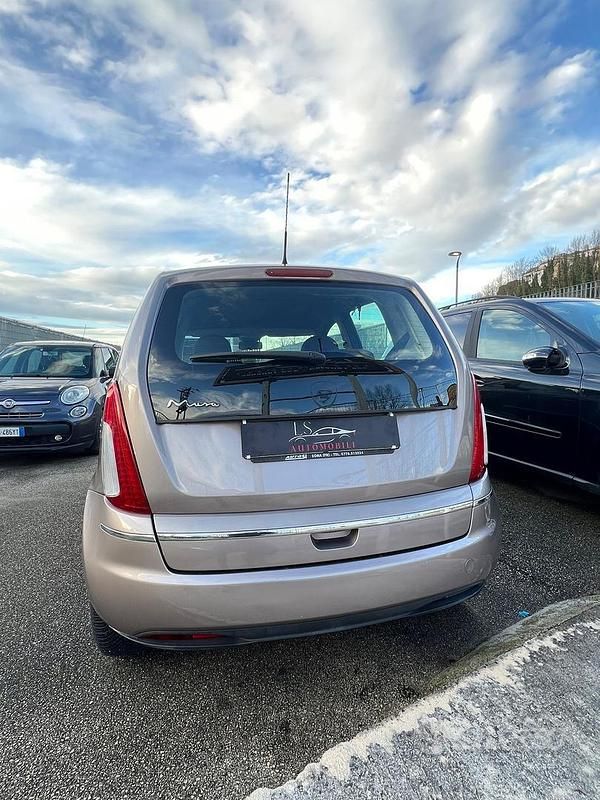 Usata Lancia Musa 95 CV (69 kW) 2008 Viola Monovolume