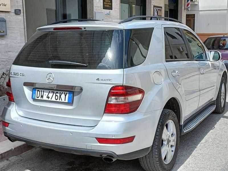 Usata Mercedes ML320 224 CV (164 kW) 2009 Argento SUV