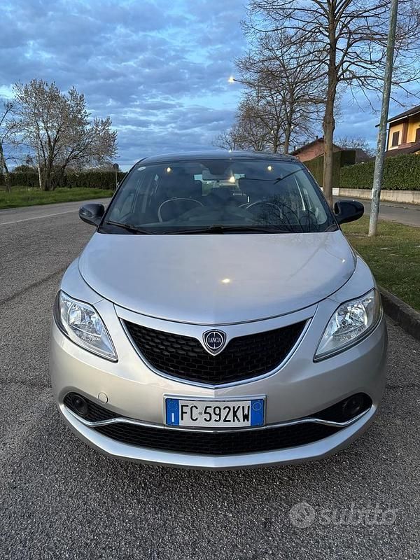 Usata Lancia Ypsilon Gold 95 CV (69 kW) 2016 Grigio Utilitaria