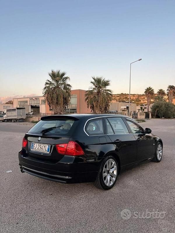 Usata BMW 318 143 CV (105 kW) 2011 Nero Station wagon