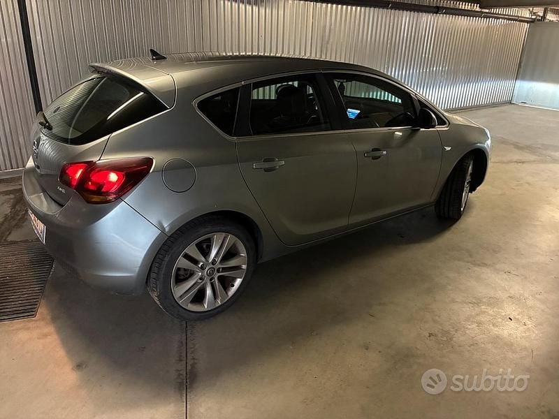 Usata Opel Astra 125 CV (91 kW) 2010 Grigio Berlina