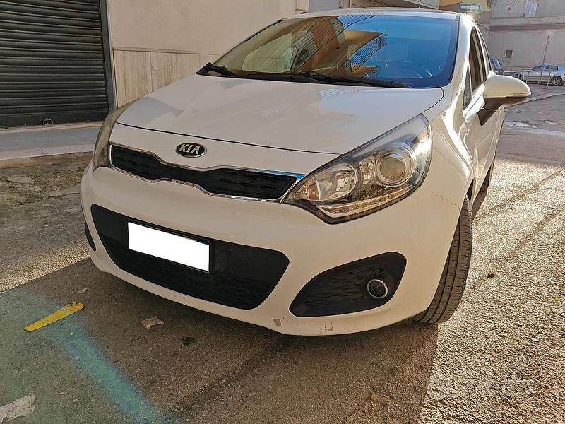 Usata Kia Rio 90 CV (66 kW) 2014 Bianco Berlina