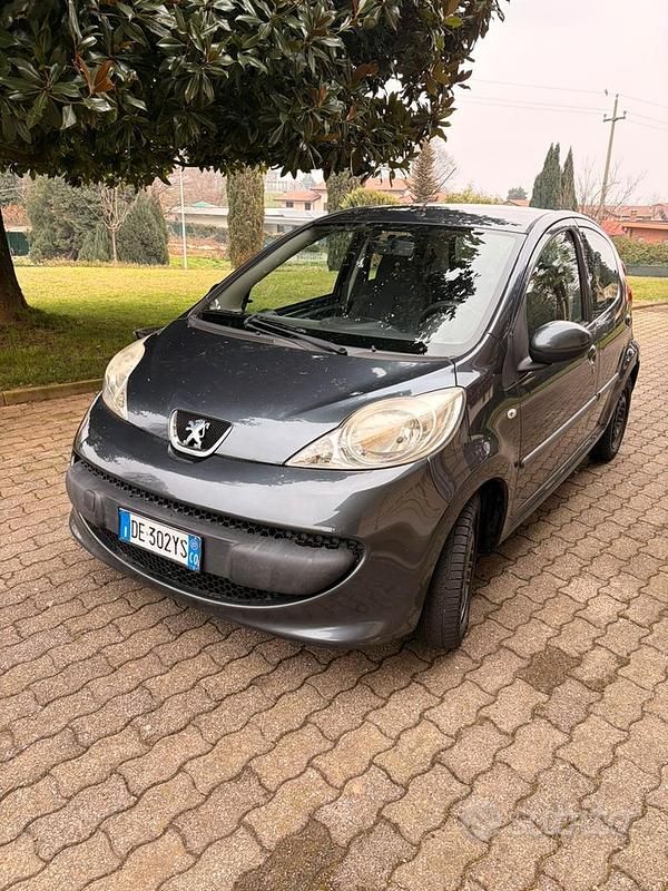 Usata Peugeot 107 68 CV (50 kW) 2007 Grigio Utilitaria