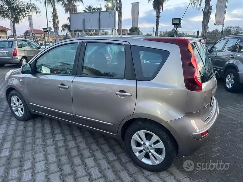 Usata Nissan Note Tekna 90 CV (66 kW) 2010 Marrone Utilitaria