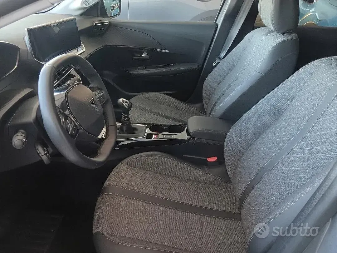 Usata Peugeot 208 Allure 100 CV (73 kW) 2025 Grigio Utilitaria