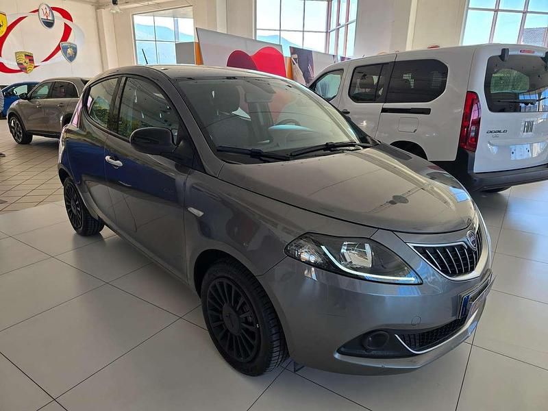 Usata Lancia Ypsilon Silver 69 CV (50 kW) 2022 Grigio pietra metallizzato Utilitaria