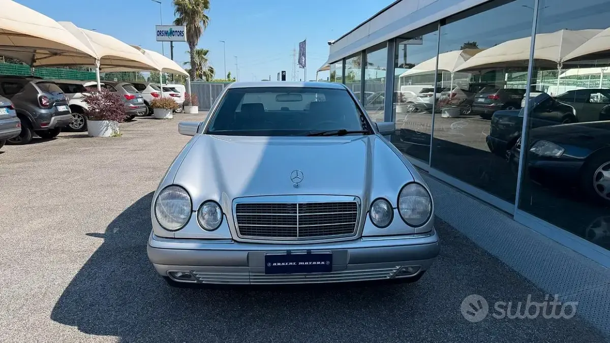 Usata Mercedes E200 Elegance 186 CV (136 kW) 1998 Grigio Berlina