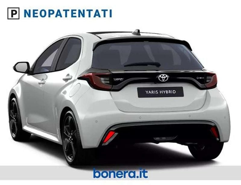 Nuova Toyota Yaris Hybrid Premium 131 CV (96 kW) 2026 Platinum pearl white Berlina