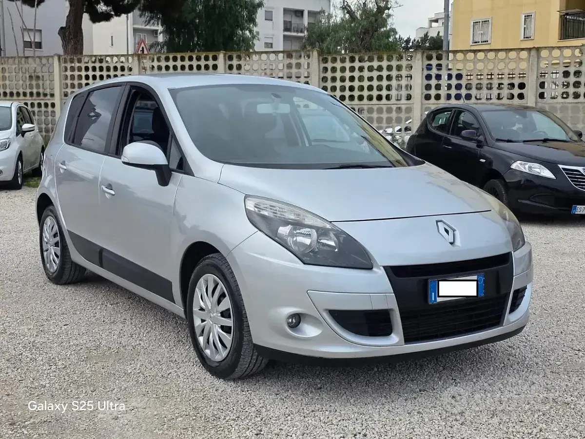 Usata Renault Scénic III Luxe 110 CV (80 kW) 2010 Grigio Monovolume
