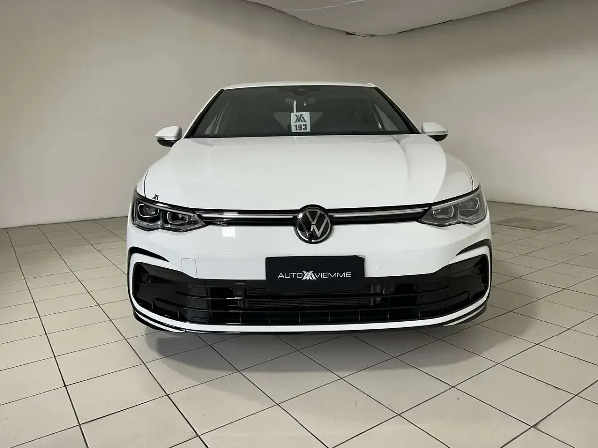 Usata VW Golf VIII R-line 131 CV (96 kW) 2024 Bianco Berlina