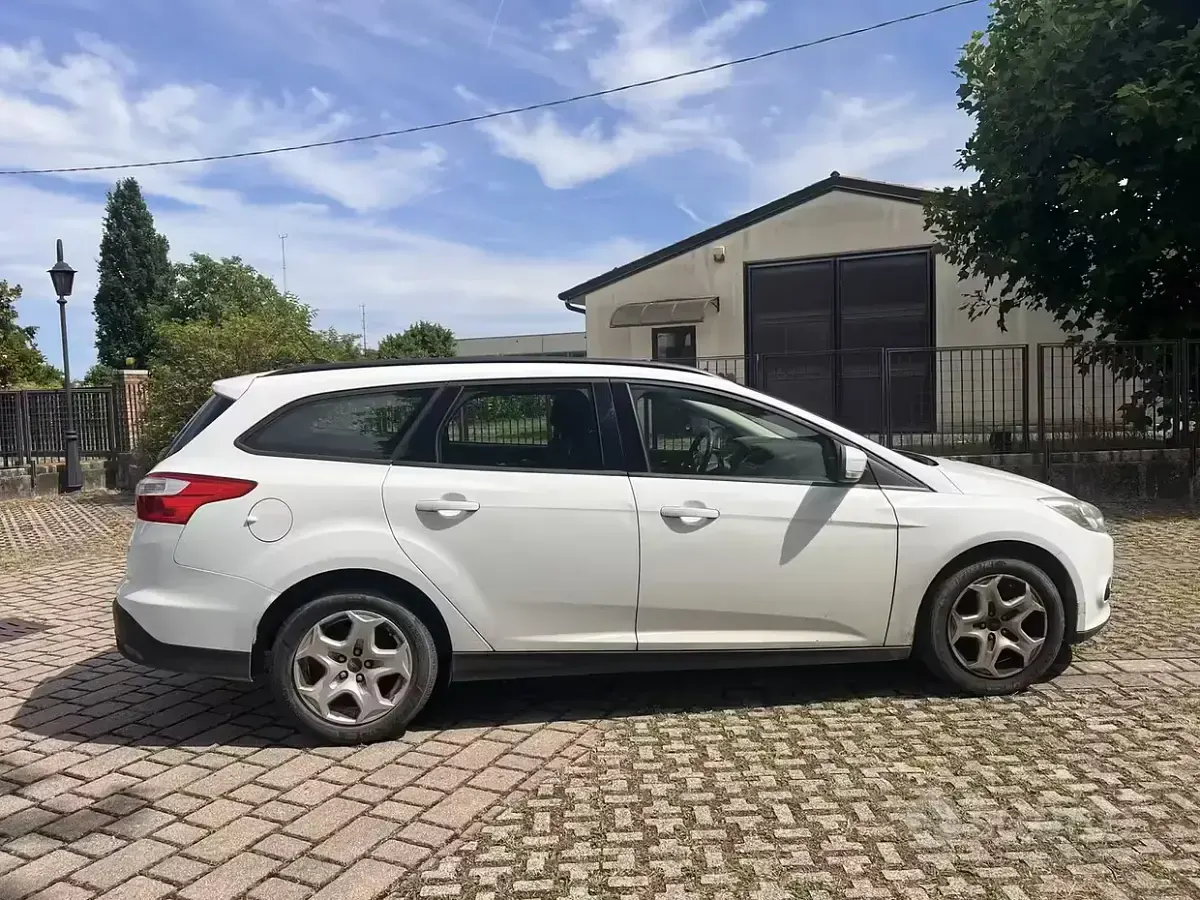 Usata Ford Focus 95 CV (69 kW) 2013 Bianco Station wagon