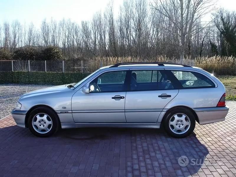 Usata Mercedes C220 Elegance 125 CV (91 kW) 2001 Grigio metallizzato Station wagon