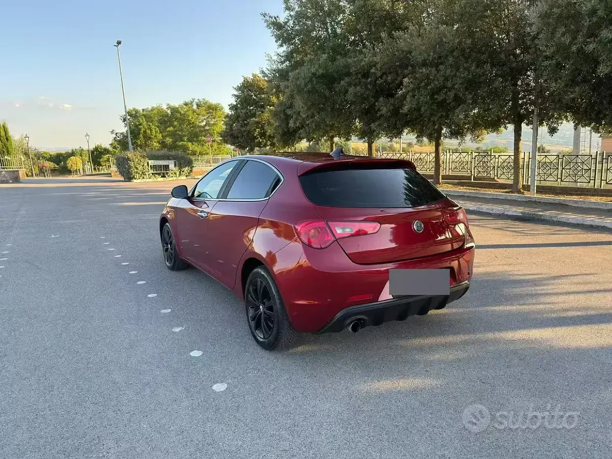 Usata Alfa Romeo Giulietta 105 CV (77 kW) 2014 Rosso Utilitaria
