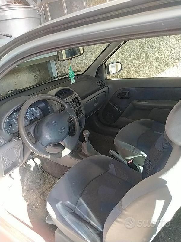 Usata Renault Clio II 2000 Grigio