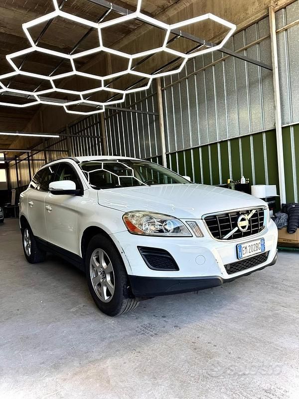 Bianco Usata 2012 Volvo XC60 SUV | 8000 € (Buon prezzo) - Immagine 1/4