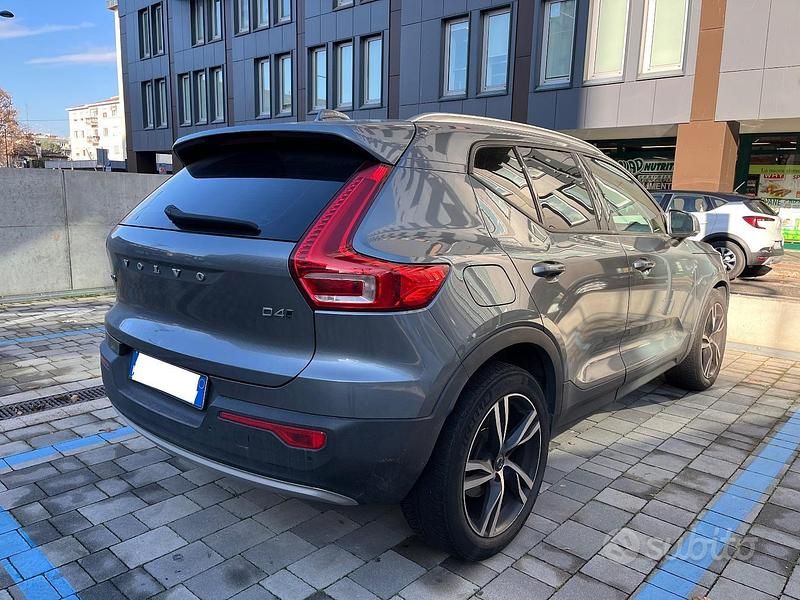 Usata Volvo XC40 Momentum 190 CV (139 kW) 2018 Grigio SUV