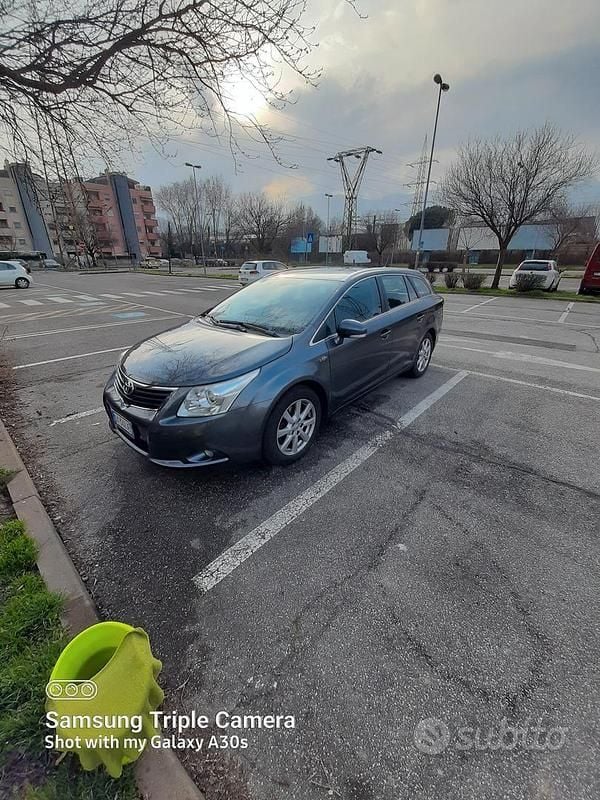 Usata Toyota Avensis 2009 Grigio Station wagon