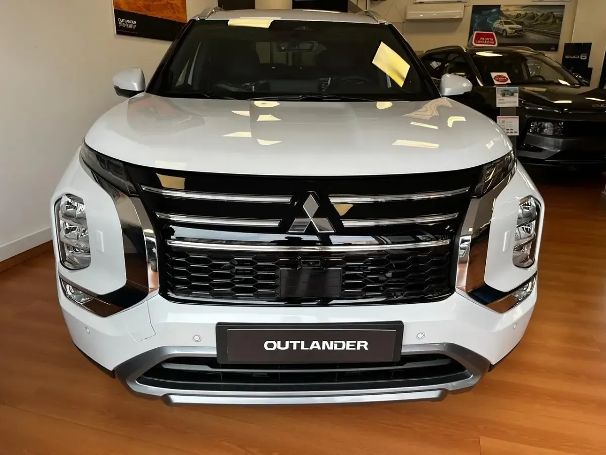 Nuova Mitsubishi Outlander P-HEV 305 CV (224 kW) 2026 Argento SUV