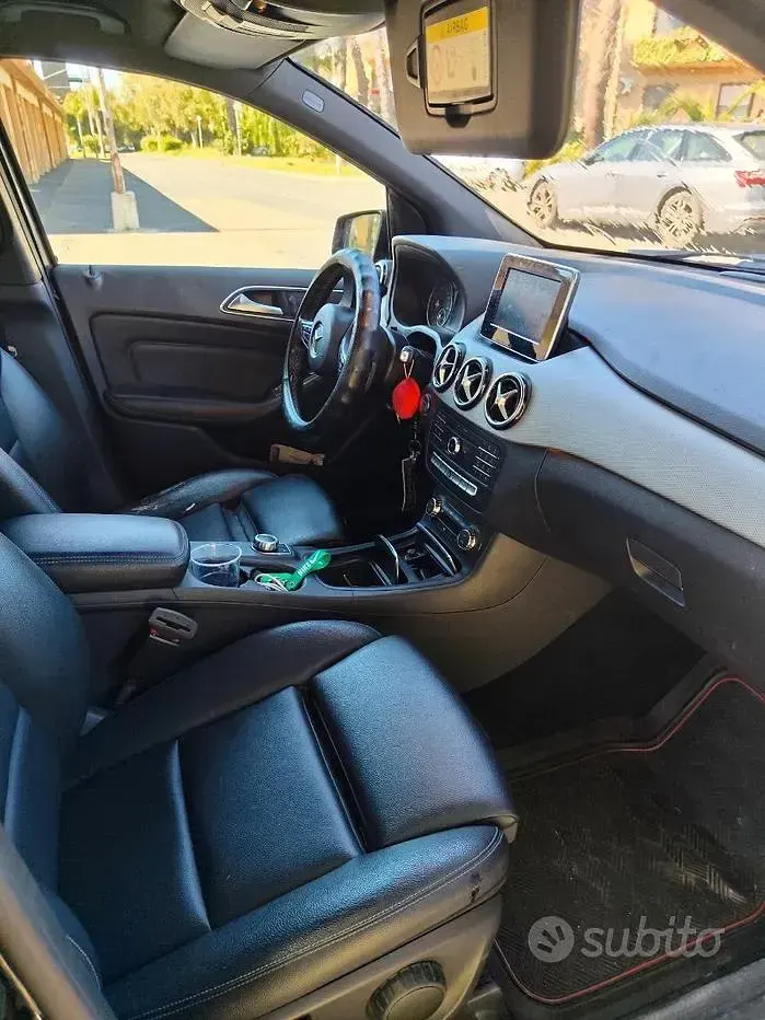 Usata Mercedes B180 114 CV (83 kW) 2017 Nero Utilitaria