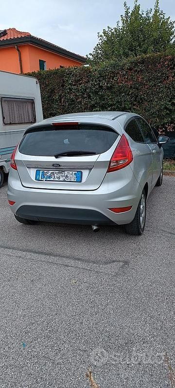 Usata Ford Fiesta 70 CV (51 kW) 2010 Grigio Utilitaria