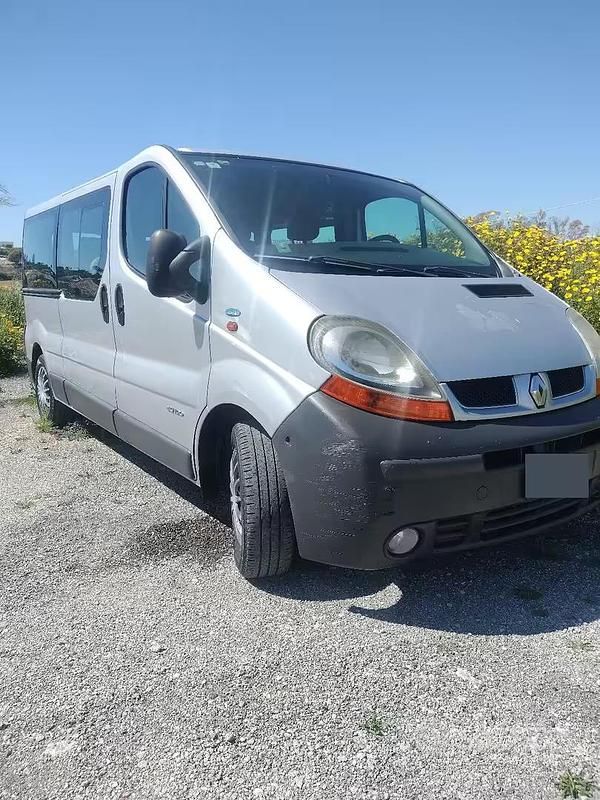Usado Renault Traffic 100 CV (73 kW) 2005 Gris Monovolumen