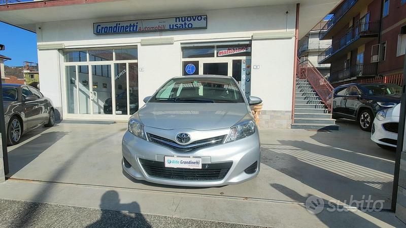 Usata Toyota Yaris Lounge 90 CV (66 kW) 2013 Grigio Utilitaria
