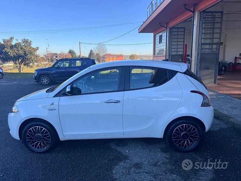Usata Lancia Ypsilon Gold 69 CV (50 kW) 2022 Bianco Utilitaria