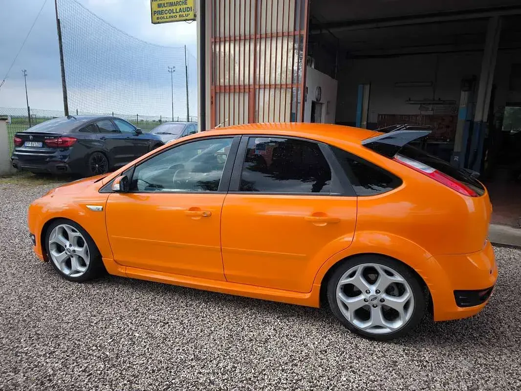 Usata Ford Focus ST 226 CV (166 kW) 2006 Arancione Berlina