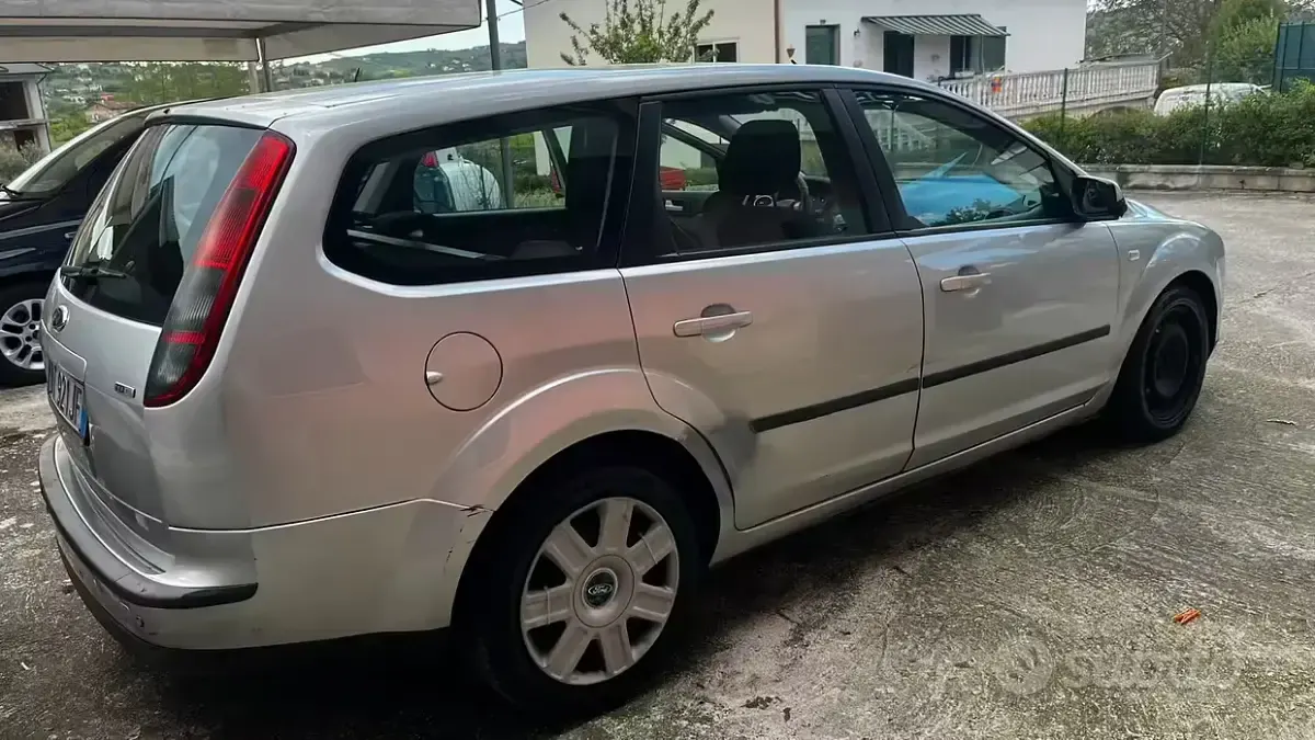 Usata Ford Focus 90 CV (66 kW) 2007 Grigio Station wagon