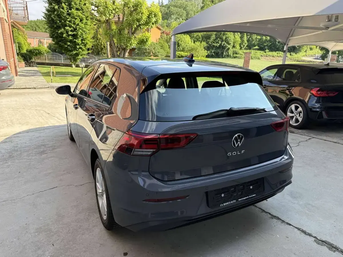 Usata VW Golf VIII Life 131 CV (96 kW) 2024 Grigio delfino Berlina